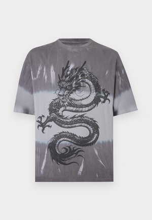 Siva in bela kratek rokav z barvnim vzorcem tie-dye majica z velikim črnim podrobnim grafikonom zmaja spredaj.