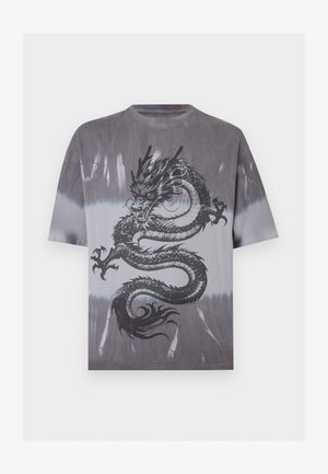 Siva in bela kratek rokav z barvnim vzorcem tie-dye majica z velikim črnim podrobnim grafikonom zmaja spredaj.