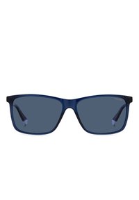 Occhiali da sole di plastica blu con forma rettangolare, lenti grigio scuro e astine sottili con un sottile dettaglio di branding.