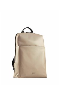 Zaino beige realizzato in materiale liscio, con tasca frontale, manico superiore e spallacci neri regolabili. Design minimalista con dettaglio del logo.