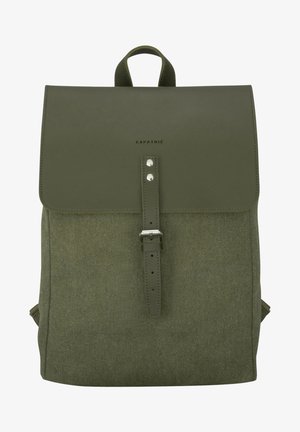 Sac à dos vert olive en tissu durable avec un rabat en cuir lisse, une boucle de sangle avant et des accents en métal argenté.