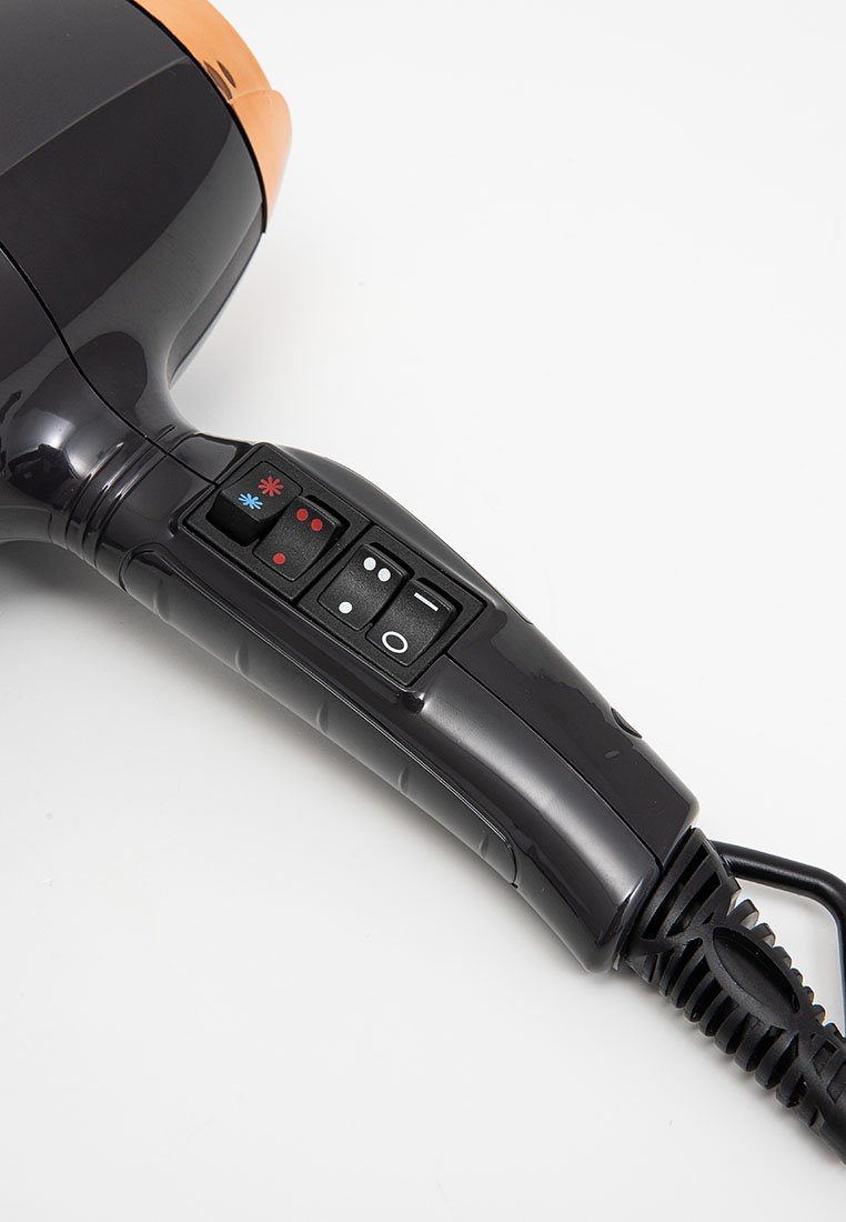 Suszarka do włosów o matowym czarnym wykończeniu i pomarańczowych akcentach. Posiada ergonomiczną rączkę, przyciski do wieloma temperaturami/ustawieniami oraz spiralkę przewodu.