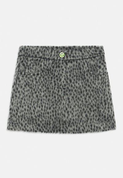 Mini-jupe grise duveteuse imprimé léopard avec poches avant et fermeture par bouton sourire vert vif.