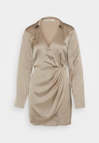 Vestido de satén beige con escote en V, mangas largas y diseño cruzado. Presenta una textura suave y detalles de drapeado lateral.