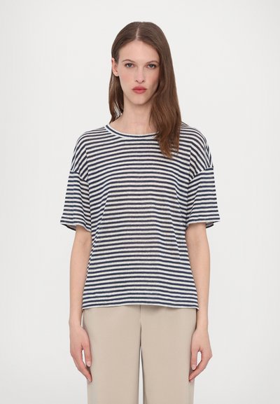 Stribet T-shirt med en løs pasform, der har vandrette navy og hvide striber, rund halsudskæring og korte ærmer. Blødt, letvægts stof.