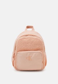 Calvin Klein Jeans TEDDY MEDIUM BACKPACK UNISEX - Zaino - pink sand
