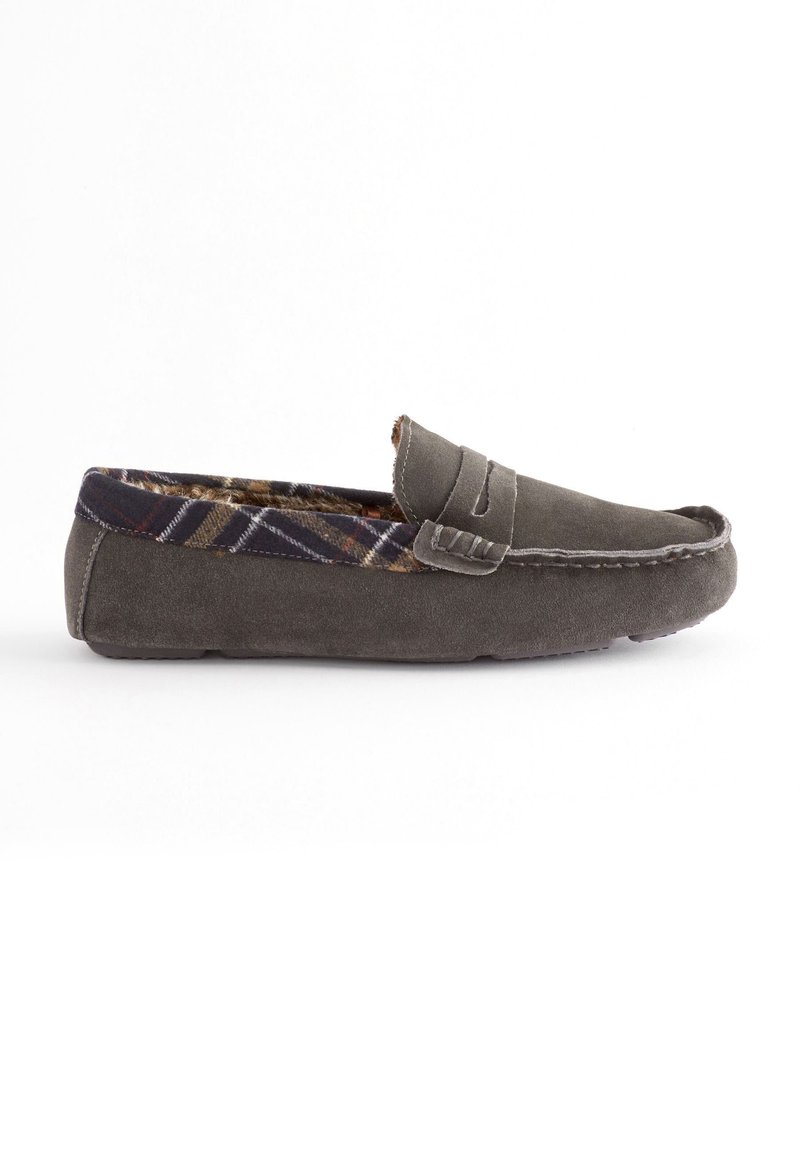 Grijze moccasin pantoffel van suede materiaal, met een geruite voering, ronde neus en eenvoudige stiksels. Flexibele zool voor comfort.