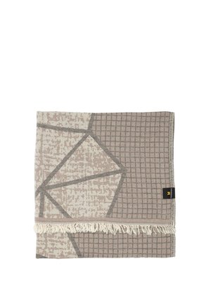 Zložený béžový a svetlosivý tkaný textil s geometrickými a sieťkovými vzormi a bielym strapcom pozdĺž jednej hrany.