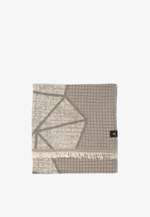 Zložený béžový a svetlosivý tkaný textil s geometrickými a sieťkovými vzormi a bielym strapcom pozdĺž jednej hrany.