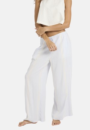 Pantalon léger à jambes larges en tissu doux et texturé avec un motif à rayures diagonales bleu pastel et crème ; taille élastique pour le confort.