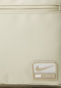 Nike Performance UNISEX khaki