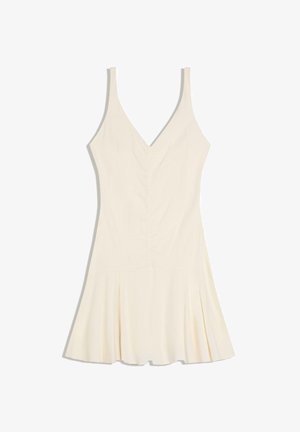 Mouwloze crème-kleurige jurk met V-hals, aangesloten geplooide taille en uitlopende geplooide rok.