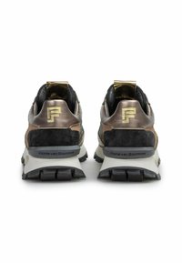 Męskie sneakersy z połączeniem czarnego zamszu i metalicznej brązowej skóry. Rowkowana czarna podeszwa i wytłoczone logo na pięcie.