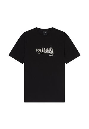 Czarny t-shirt z krótkim rękawem, na środku klatki piersiowej znajduje się biały logo "Armani Exchange 1991" w stylu odręcznego pisma.