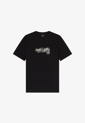 Czarny t-shirt z krótkim rękawem, na środku klatki piersiowej znajduje się biały logo "Armani Exchange 1991" w stylu odręcznego pisma.