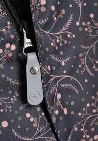 Mönstrad tygpåse med dragkedja i mörkblått, med blommönster i rosa, grönt och mörkrött. Silverfärgad dragkedja med logotypdetalj.