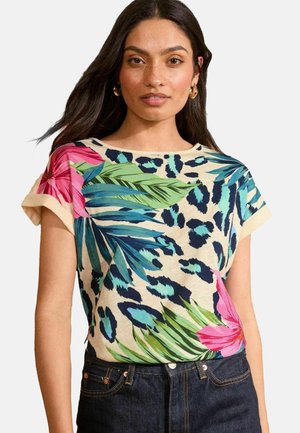 Kortærmet T-shirt med en cremet base, prydet med levende pink blomster og blå-grønne blade, suppleret med et leopardmønster.