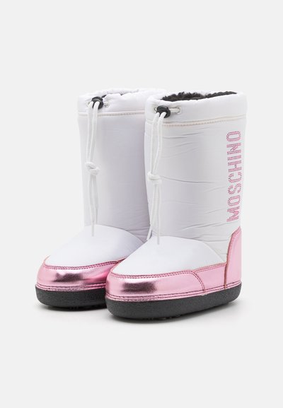 Witte en metallic roze geïsoleerde laarzen met een gewatteerd ontwerp, afgeronde neus, vetersluiting en logo-details aan de zijkant. Dikke zwarte zool.