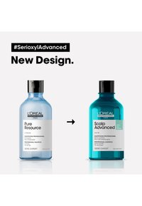 L'Oréal schampo-flaskor: till vänster ljusblå, rundad form, svart lock; till höger mörkt teal, liknande form, med etiketter som anger produktnamn och egenskaper.