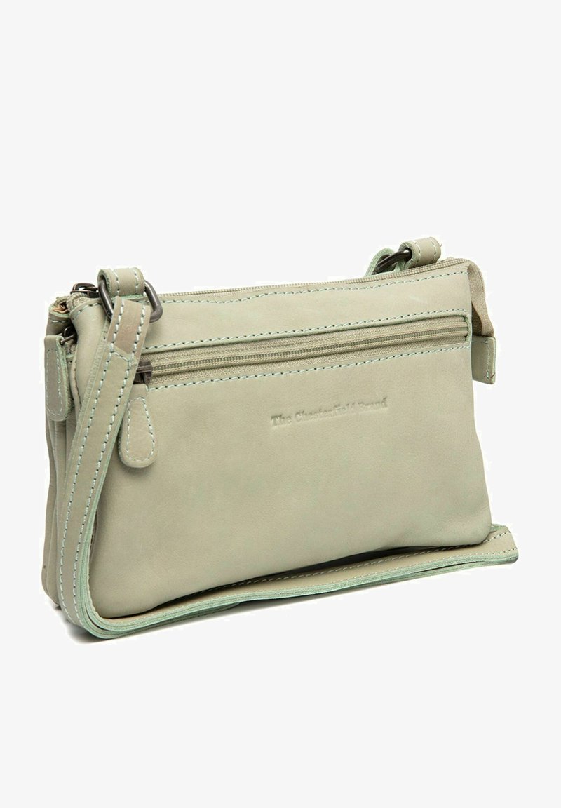 Borsa a tracolla in pelle verde chiaro con tasca zippata anteriore, cuciture coordinate e tracolla removibile. Design compatto con texture liscia.