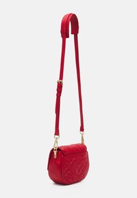Love Moschino QUILTED SADDLE BAG - Mala a tiracolo - rosso