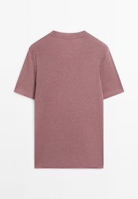 Short-sleeved t-shirt in a soft, dusty rose color. Round neckline, cotton blend fabric, plain design without embellishments or logos.