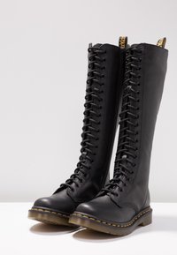 Dr. Martens Šněrovací vysoké boty - black
