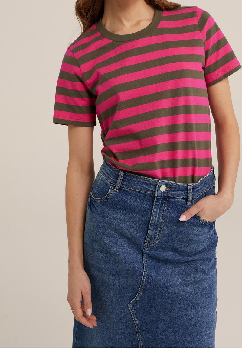 Kortärmad t-shirt i olivgrön med rosa horisontella ränder. Klassisk passform med rund halsringning, i kombination med en högmidjad blå denimkjol.