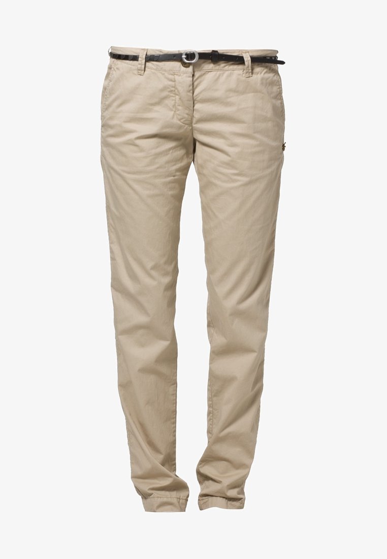 Pantalon décontracté beige avec poches latérales, passants de ceinture, fermeture par bouton et zip, associé à une ceinture fine noire avec boucle argentée.