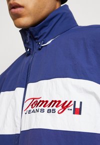 Tommy Jeans TIMELESS - Vindjakke - pilot blue/multi
