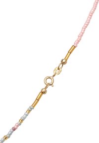 Perlekæde med pastelfarvede pink og blå perler; guldtonet hardware og en krebseklips; cylindrisk formede perler med glat overflade.