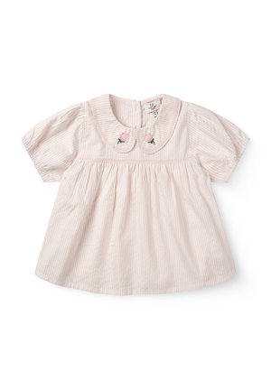 Hellrosa Babykleid mit dünnen vertikalen Streifen, kurzen Puffärmeln und einem abgerundeten Kragen, bestickt mit zwei kleinen rosa Rosen.