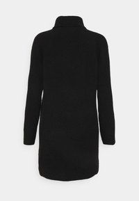 Lång svart stickad tröja med hög krage och långa ärmar. Materialet verkar texturerat och mjukt, med en avslappnad passform och rak skärning.