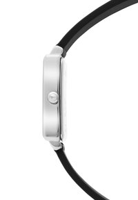 Silbernes Uhrengehäuse mit rechteckigem Design, ausgestattet mit einer strukturierten Krone, die an einem schwarzen Silikonarmband befestigt ist.