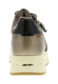 Baskets synthétiques beiges avec un talon noir brillant, des accents argentés et une tige texturée. Dotées d'un bout rond et d'une semelle rembourrée.