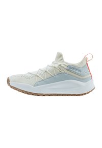 Scarpa da atleta bianca con accenti azzurri, tomaia in mesh traspirante, lacci elastici e suola in gomma textured. Presenta una linguetta sul tallone.