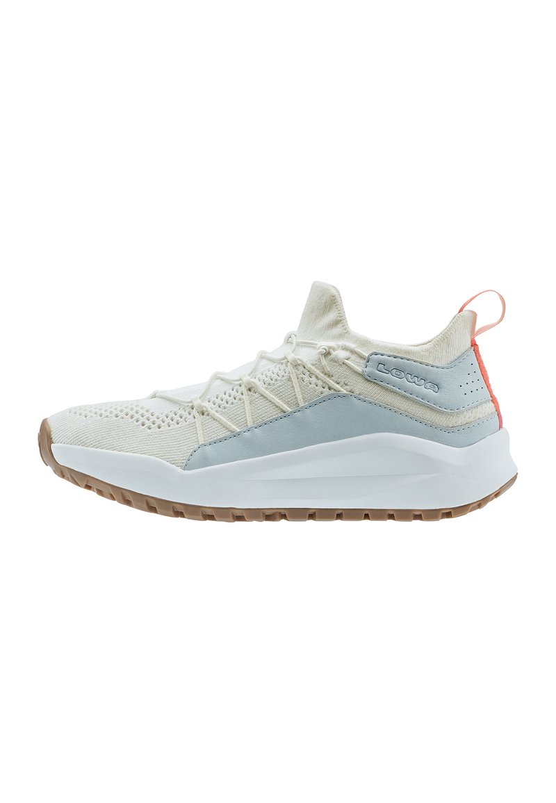 Scarpa da atleta bianca con accenti azzurri, tomaia in mesh traspirante, lacci elastici e suola in gomma textured. Presenta una linguetta sul tallone.