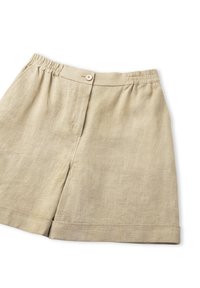 Shorts en lin de couleur beige clair avec une taille élastique, une fermeture à bouton unique et un détail d'ourlet ourlé.