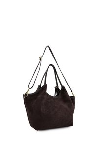 Brun ruskindshalvtote med to topgreb og aftagelig skulderrem, med iøjnefaldende blød tekstur og guldfarvede metaldetaljer.