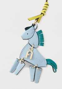 Modrý kožený klíčenka ve tvaru koně s azurovými akcenty, obsahující zlatý zámek, strukturovaný povrch a jemné detaily na hřívě a nohách.
