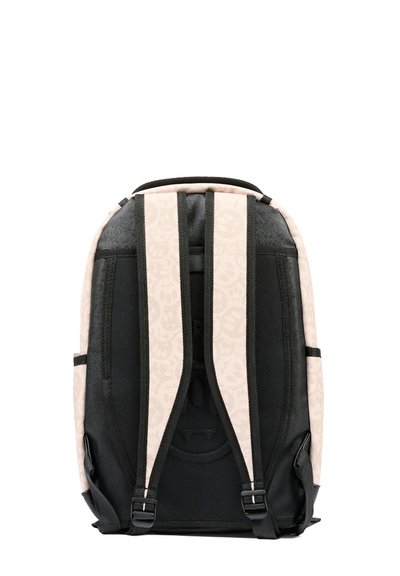 Czarny i jasnoróżowy plecak z wyściełanymi paskami, z fakturowanym wzorem z tyłu i czarnymi akcentami. Wykonany z gładkich materiałów.