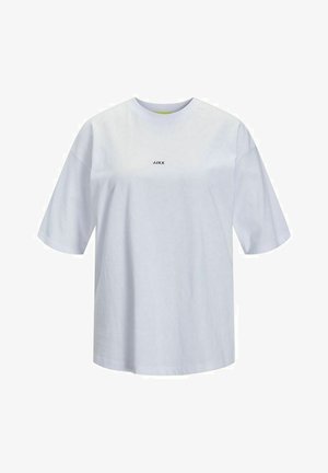 Bílý oversized tričko z bavlny, má krátké rukávy, kulatý výstřih a malou černou logo "JJXX" na přední straně. Hladká textura.