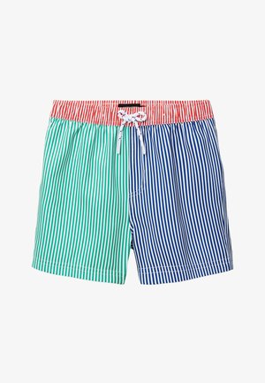 Shorts de bain pour enfants avec des rayures verticales vertes et bleues, une ceinture à rayures rouges et blanches, et un cordon blanc noué en nœud.