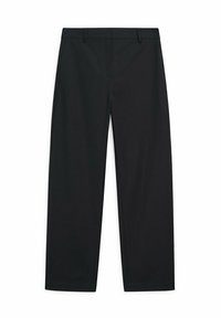Czarne spodnie o prostym kroju, z paskami do paska i gładką fakturą, wykonane z lekkiego materiału, bez widocznych wzorów czy akcentów.