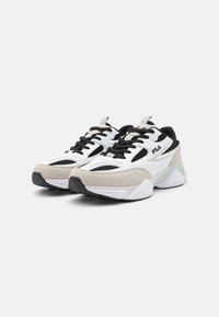 Zapatillas deportivas blancas y grises con detalles en negro, materiales de malla y ante, forma redondeada, suelas planas y cordones negros.