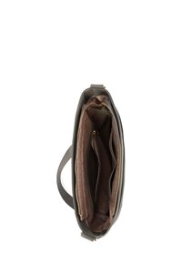 Šedá kožená kabelka s plochým designem, opatřená zipovým uzavřením, několika vnitřními přihrádkami a podšívkou s puntíky.