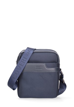 Kleine dunkelblaue Umhängetasche mit verstellbarem Träger, strukturiertem Stoff und vorderer horizontaler Tasche mit dem Logo „Coveri active“.