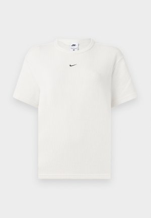 Bela rebrasta majica s okruglim izrezom i kratkimi rukavi. Ima mali crni Nike logo na prsima. Tekstilirani materijal s prilagođenim oblikom.
