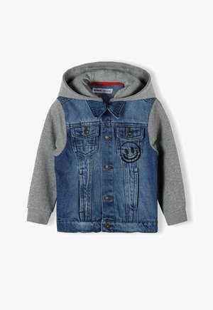 Dżinsowa kurtka z szarym kapturem, z dwoma kieszeniami na klatce piersiowej, guzikami i wzorem uśmiechniętej buźki po lewej stronie. Teksturowany materiał.