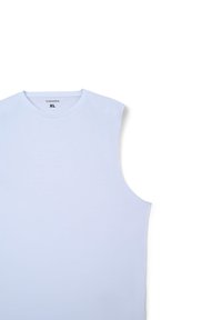 T-shirt senza maniche di un azzurro chiaro, realizzata in morbido cotone. Collo rotondo, bordi rifiniti e vestibilità comoda. L'etichetta mostra la taglia XL.